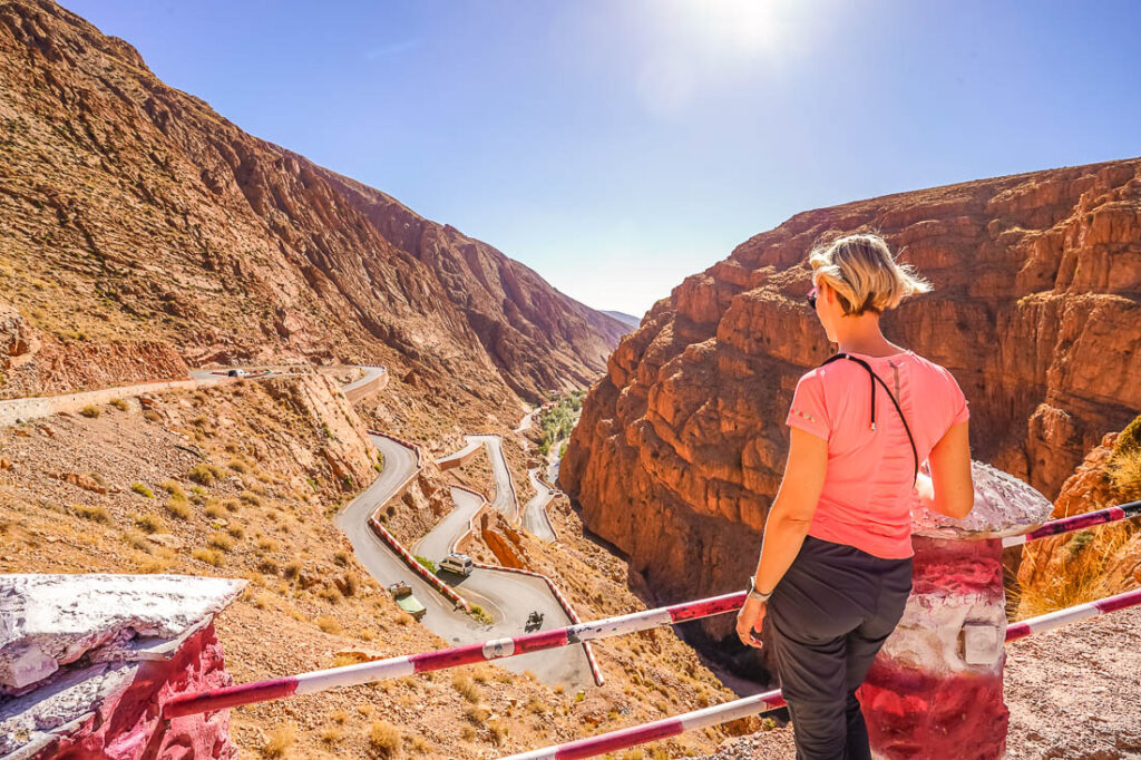 Die beeindruckenden Kurven der Straße im Dadestal