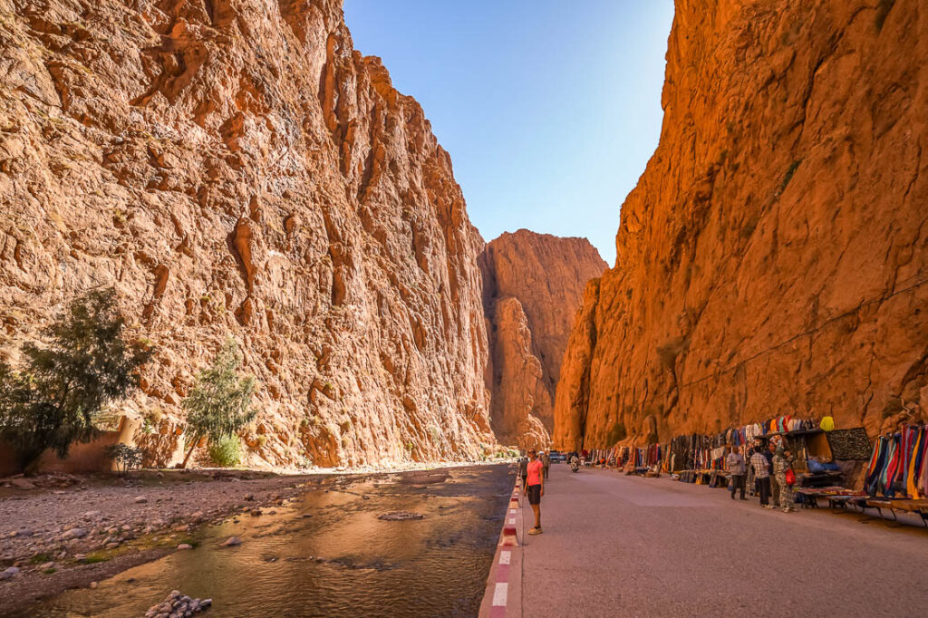 Zu Fuß durch die Todra Schlucht in Marokko