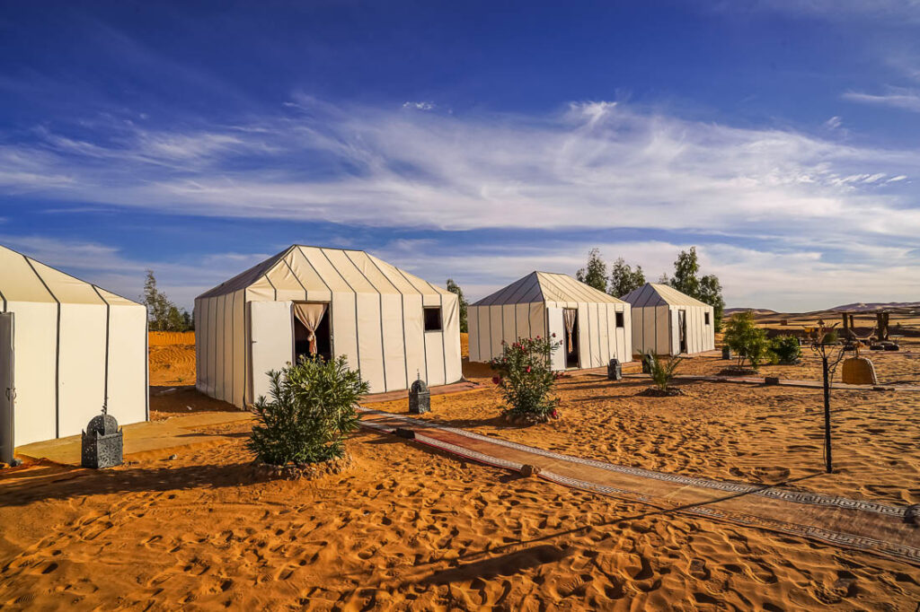 Die Zelte des Sahara Magic Luxury Camp von Außen