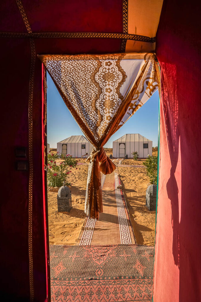 Blick aus dem Zelt des Sahara Magic Luxury Camp in Marokko