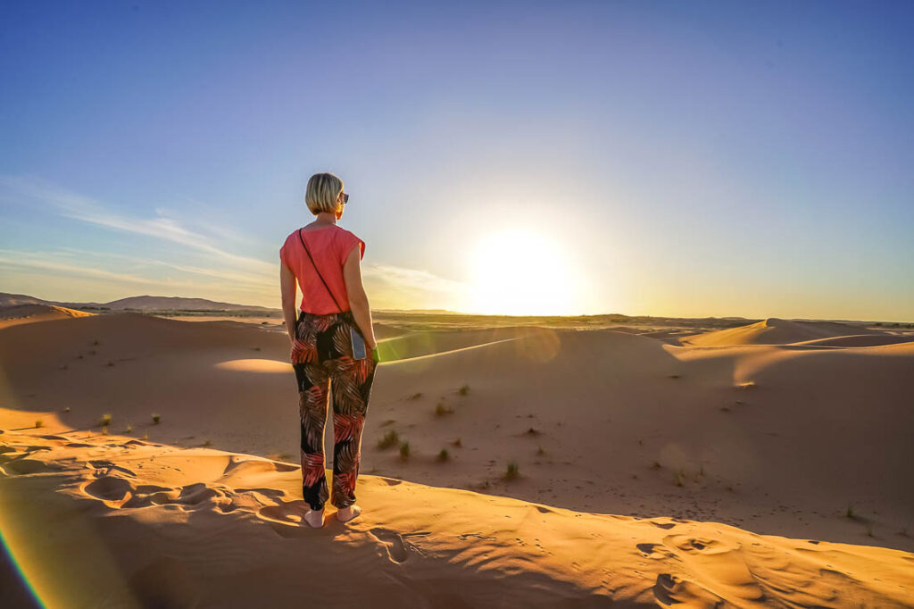 Blick auf die weiten Dünen im Erg Chebbi, Sahara in Marokko