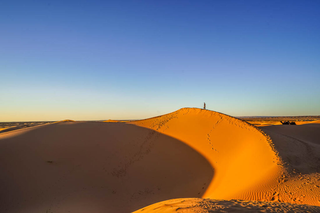 Beschwerlicher Aufstieg auf die Düne in der Sahara von MArokko