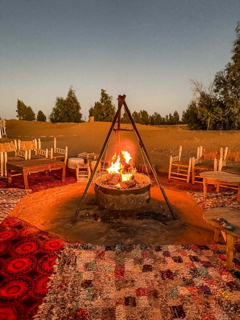 Lagerfeuer in der Wüste Marokkos