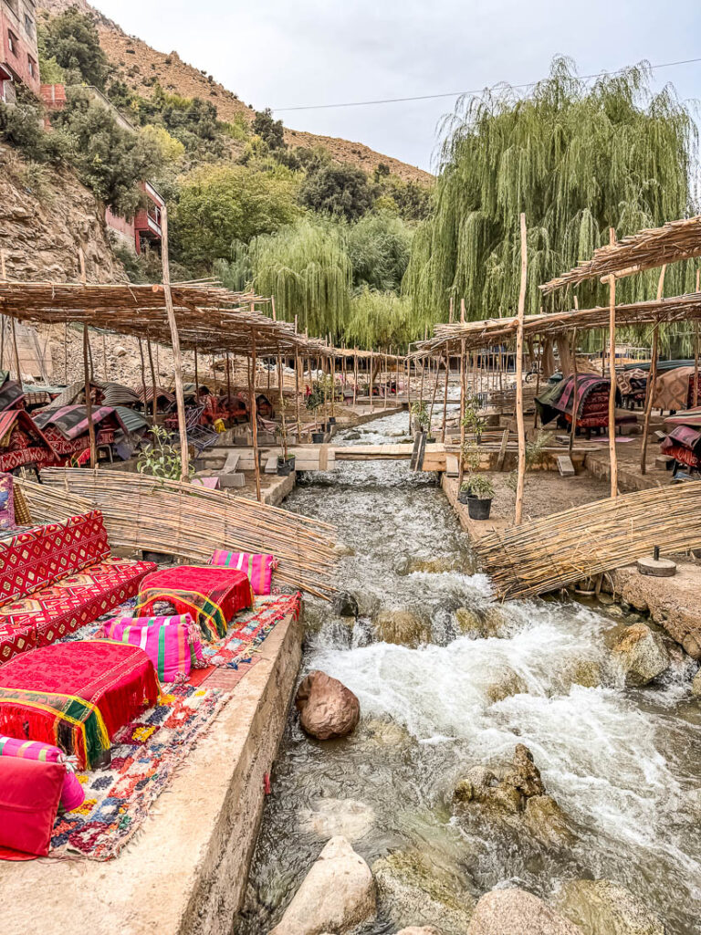 Die Restaurants sind bis an den FLuss gebaut