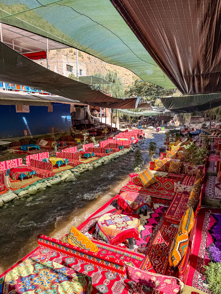 Bunte Restaurants direkt am Ourika Fluss im Ourika Valley, Marokko