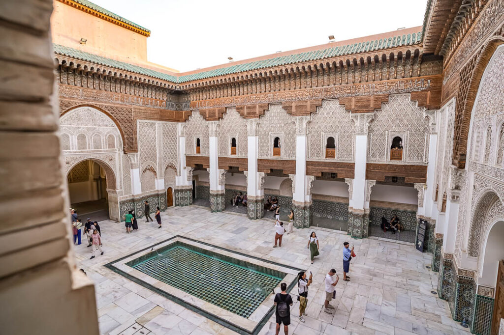 Blick in den Innenhof der Medresse Ben Youssef in Marrakesch