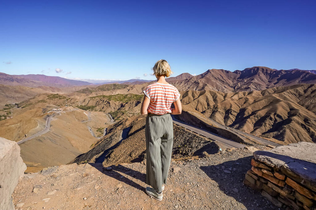 Blick vom Tizi n’Tichka Pass auf die gewundene Straße – Roadtrip Marokko
