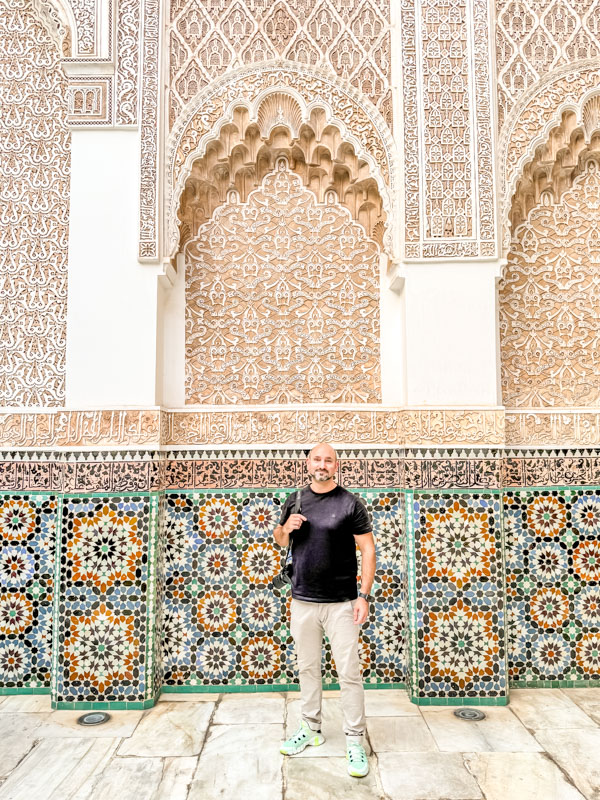 Martin vor den einmaligen Wandverzierungen in der Ben Youssef Medressa – Highlight in Marrakesch