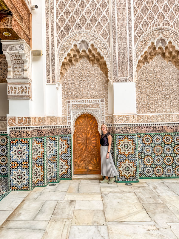 Caro vor den Mosaiken der ehemaligen Koranschule in MArrakesch