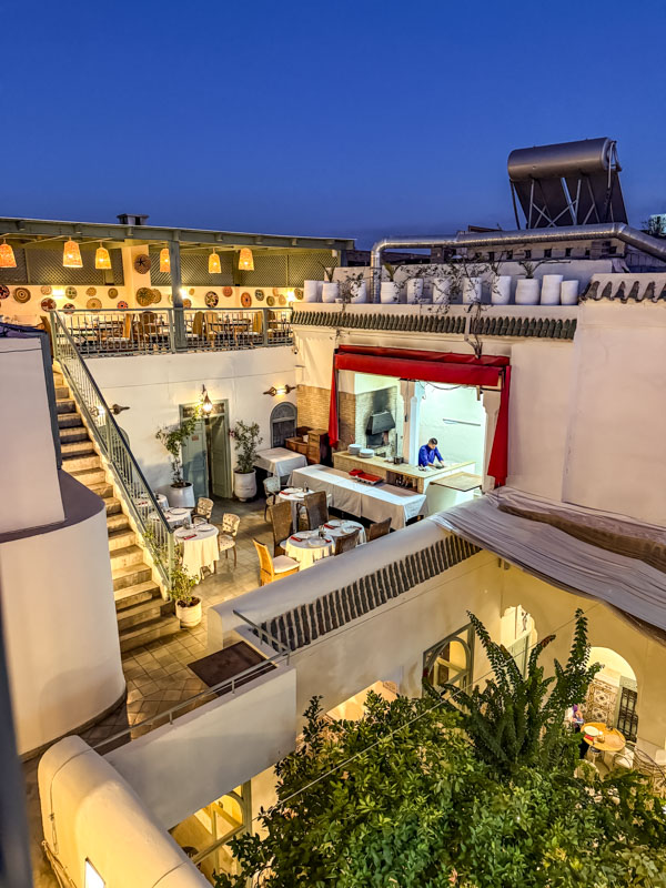 Blick in den Innenhof des Restaurants Limoni in Marrakesch