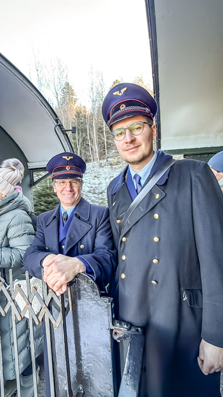 Schaffner der 3-Seenbahn in Uniform