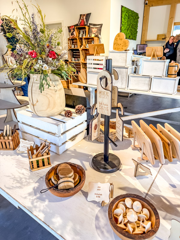 Im Schwarzwald gibt es auch moderne Souvenirs zu kaufen