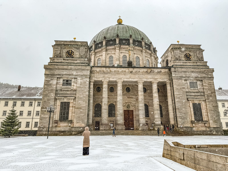 Ganz schön imposant: Der Schwarzwalddom St. Blasien von außen
