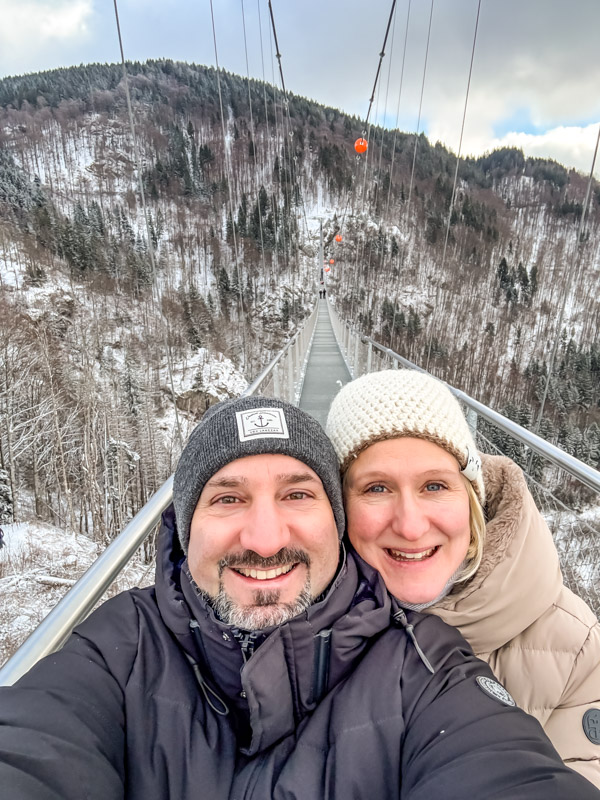 Auf der Blackforestline Hängebrücke im Schwarzwad