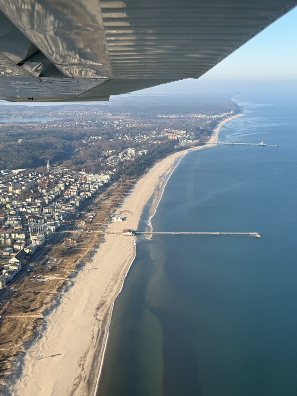 Blick auf die Ahlbecker Seebrücke – Rundflug über Usedom