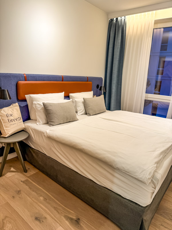 Schlafzimmer des Family Living Appartements des the breeze Hotels in Ahlbeck