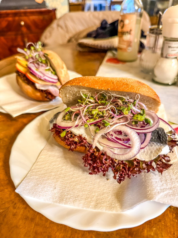 Zur Stärkung gibt es Fischbrötchen